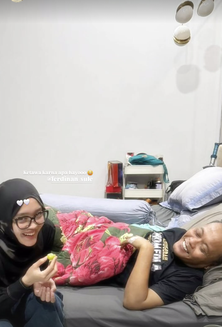 Sule ditengok Putri Delina. (YouTube/Diary Sule Family)